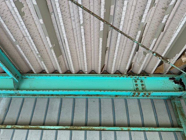 車庫折板屋根の断熱材の剥がれ